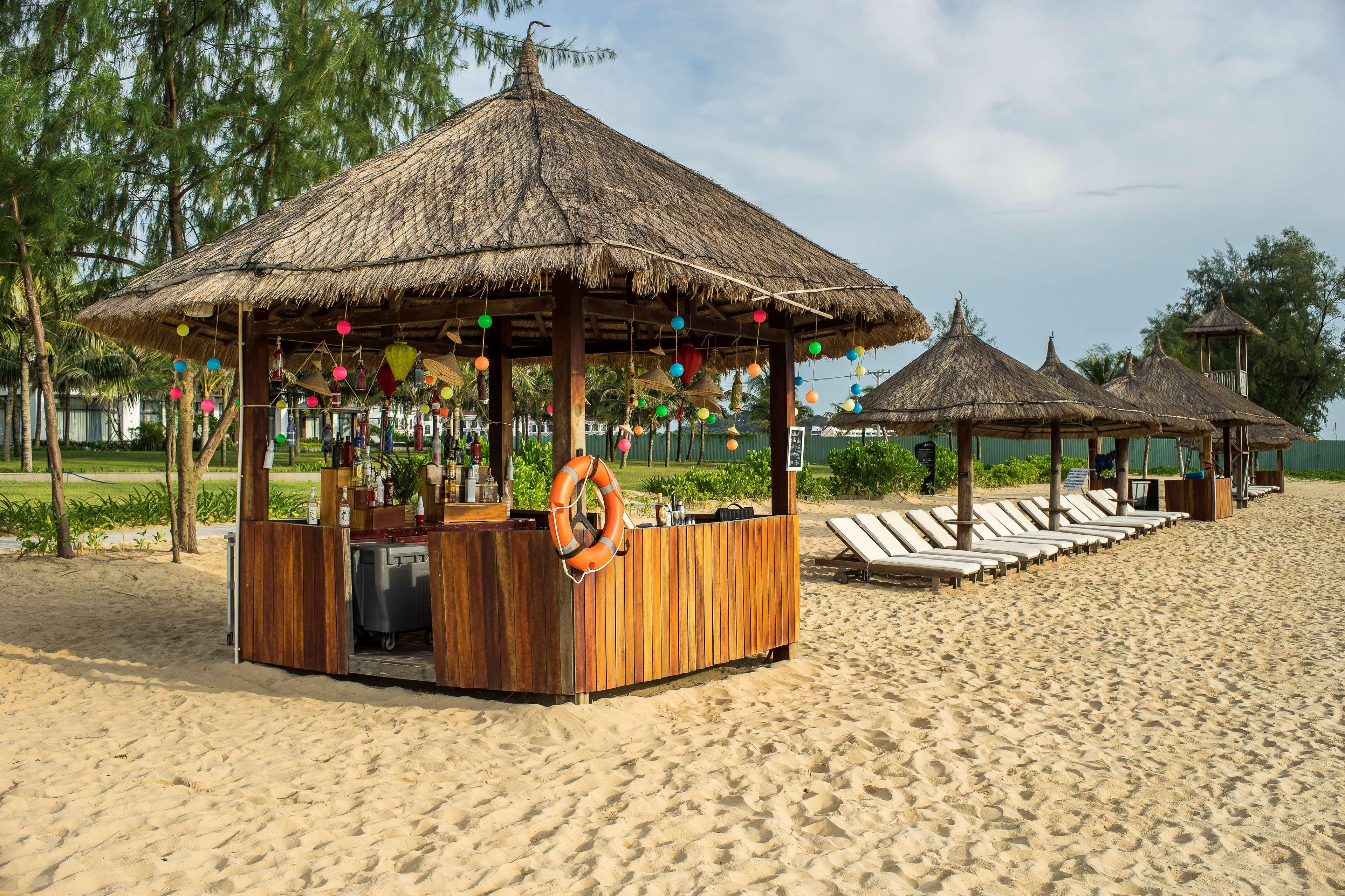 Radisson Blu Resort דואונג דונג מראה חיצוני תמונה A beach bar in Vietnam