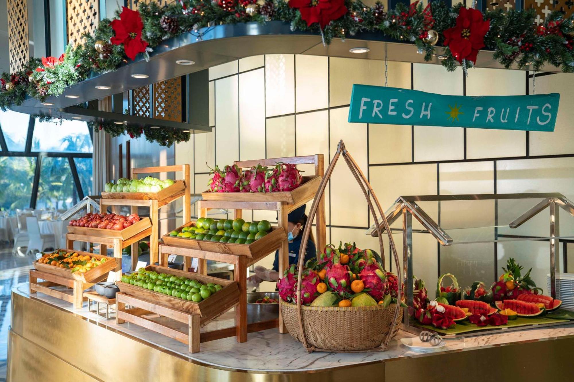 Radisson Blu Resort דואונג דונג מראה חיצוני תמונה A fruit display at a buffet