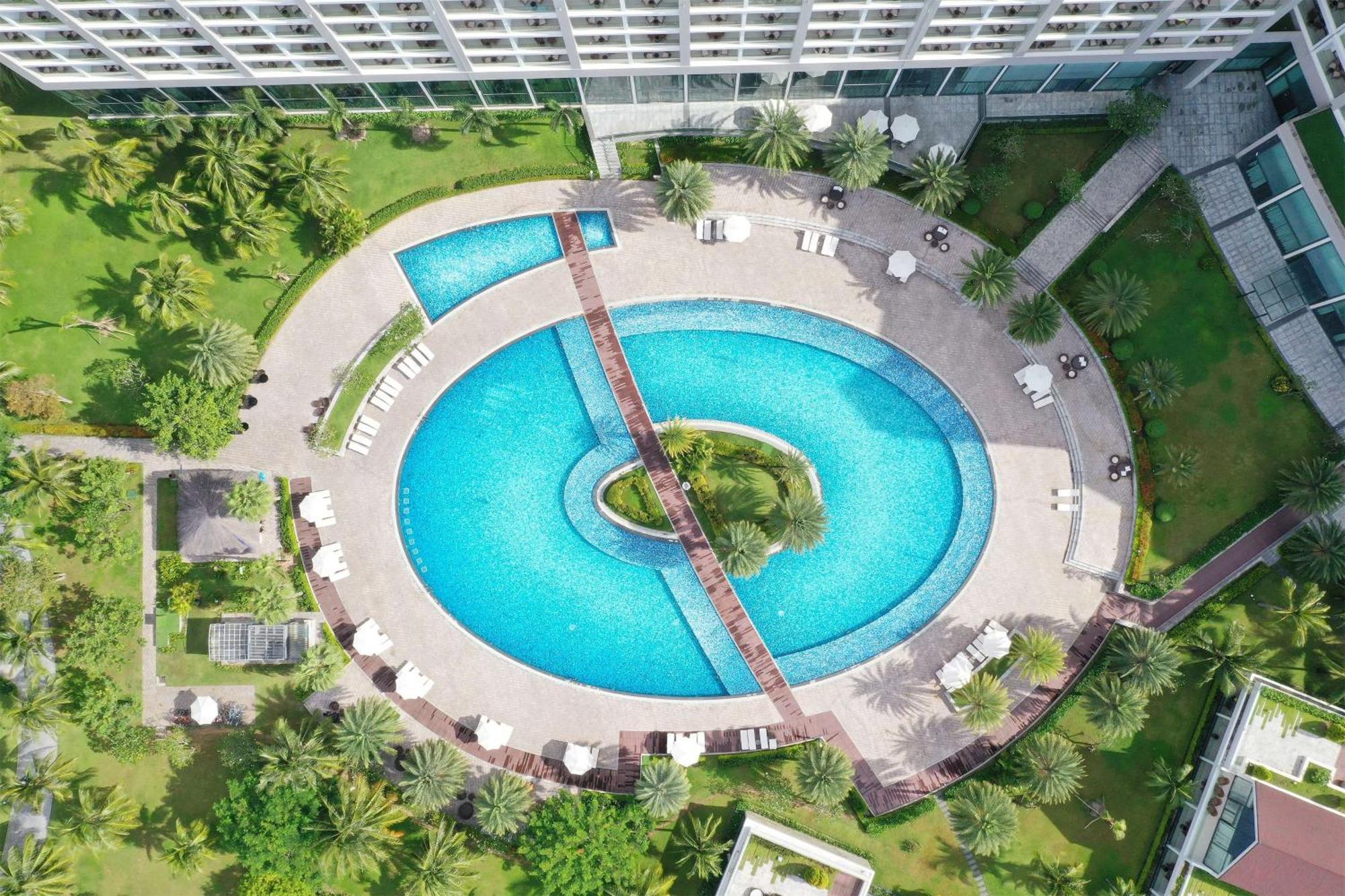 Radisson Blu Resort דואונג דונג מראה חיצוני תמונה The pool at the Royal Garden Villas