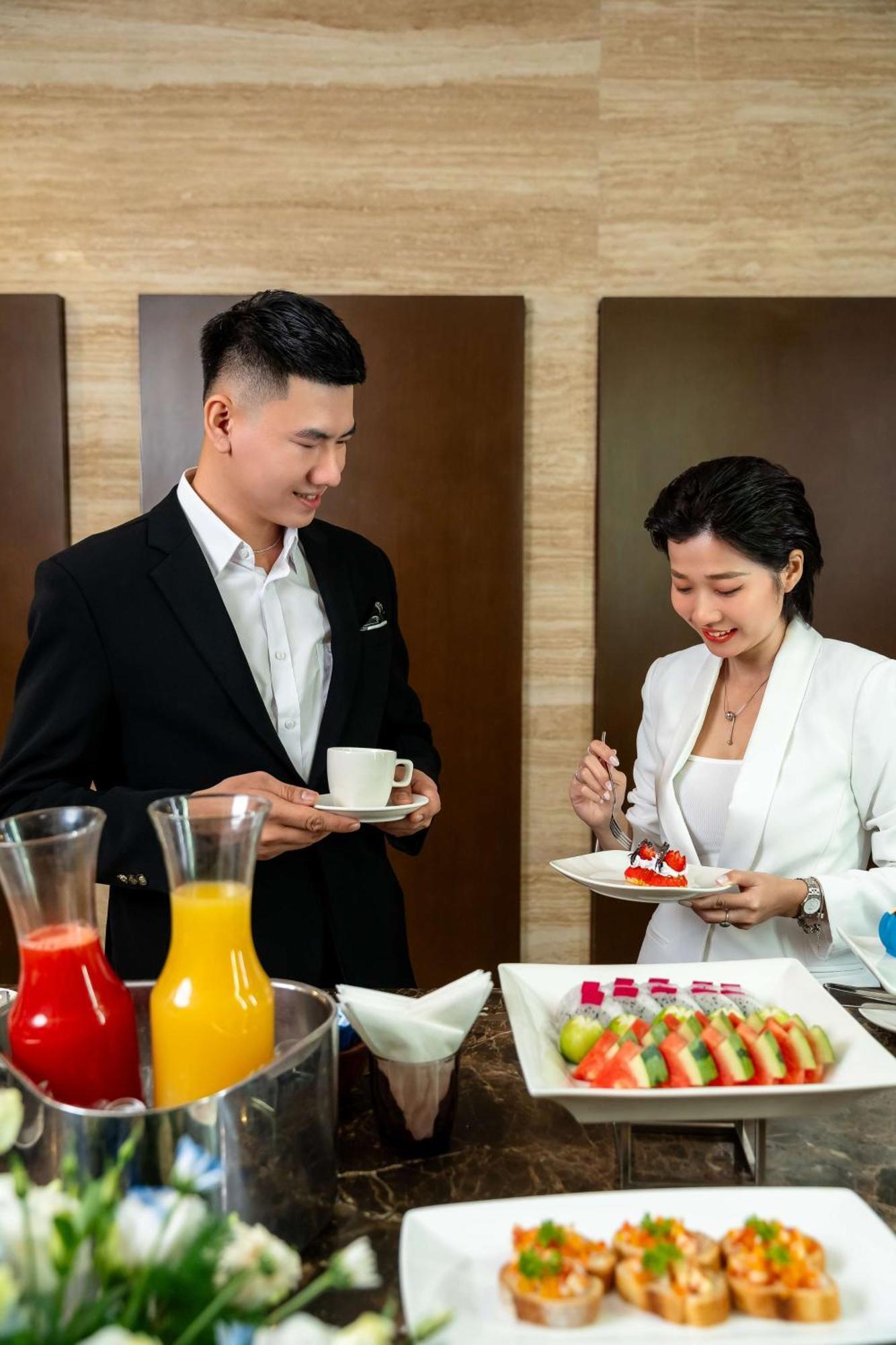 Radisson Blu Resort דואונג דונג מראה חיצוני תמונה A butler serving a guest